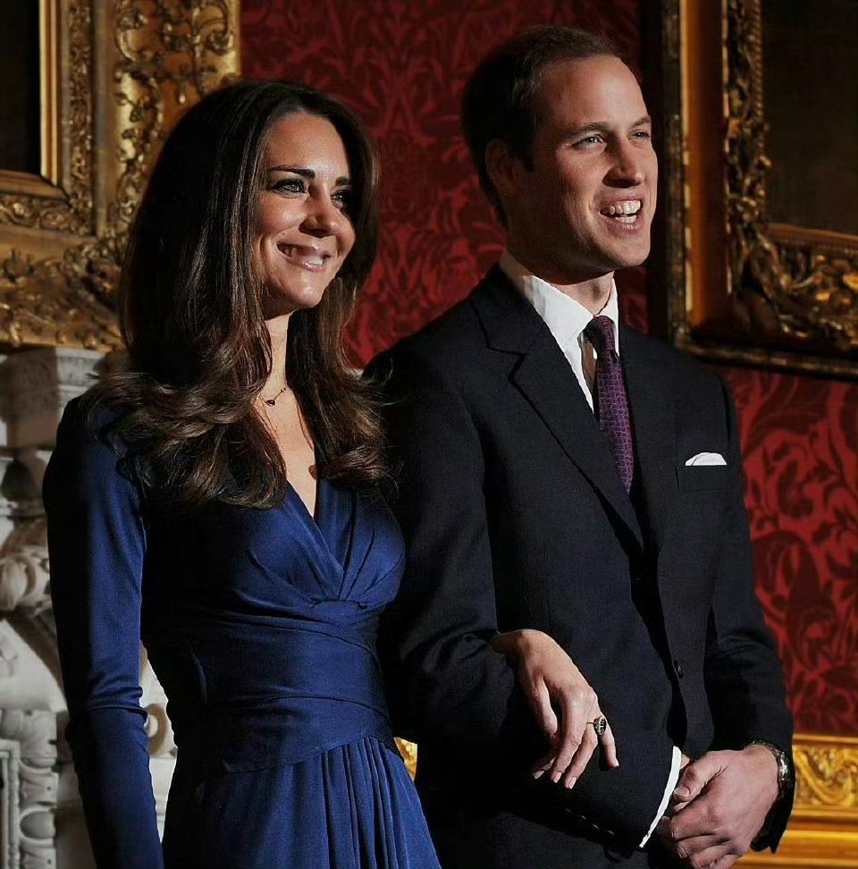 【来自投稿】2010年11月16日，英国威尔士的威廉王子和未婚妻凯特·米德尔顿接