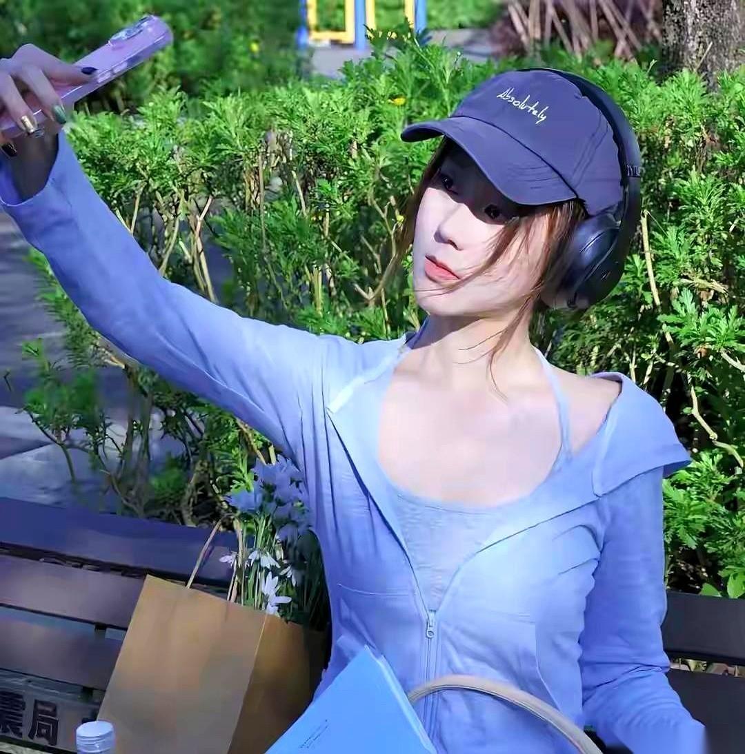 视频里的白裙子还在风里晃动，女孩笑得正甜。谁也没想到，这成了她最后留下的画面。