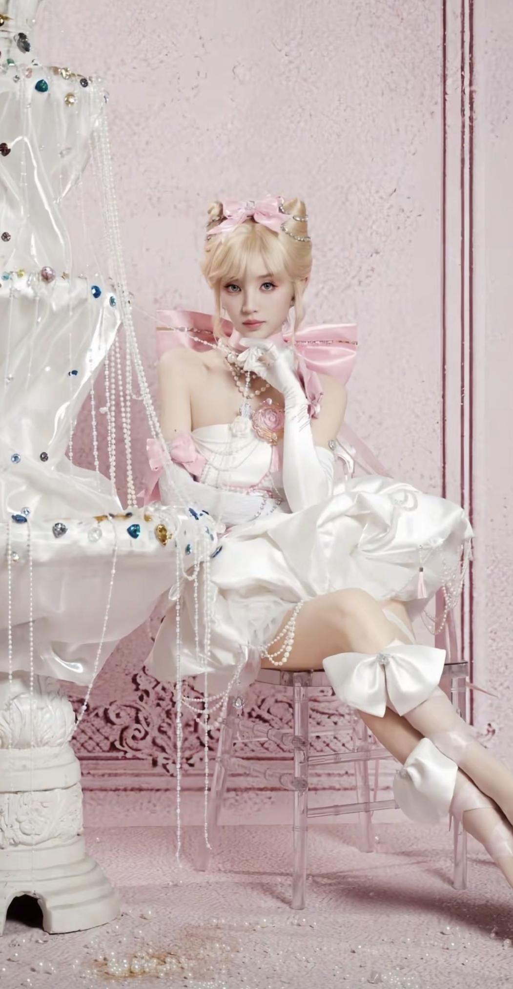 田曦薇金发玛丽猫公主造型💖抹胸花苞短礼裙搭配珍珠流苏与粉色蝴蝶结，甜美元气直