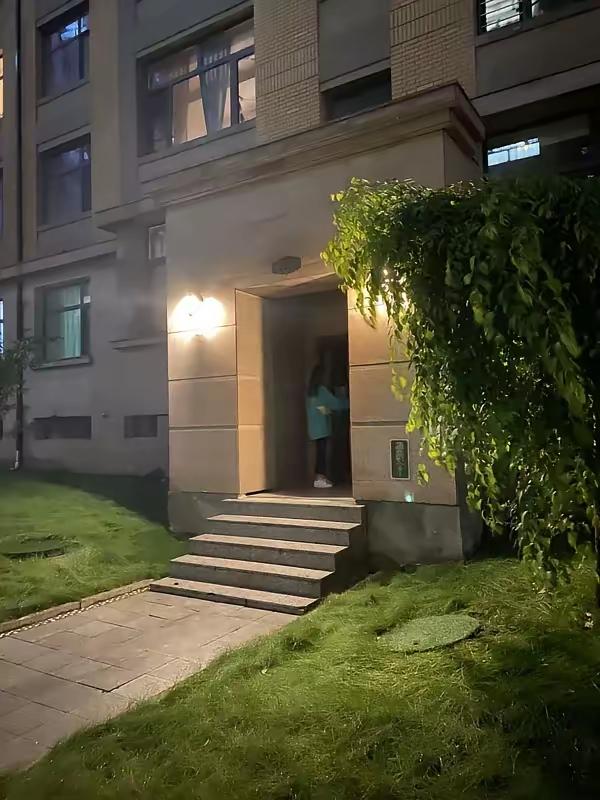 一女子吵架投奔男闺蜜出游四月，回家门锁更换，丈夫号码已成空号32岁的王姐跟