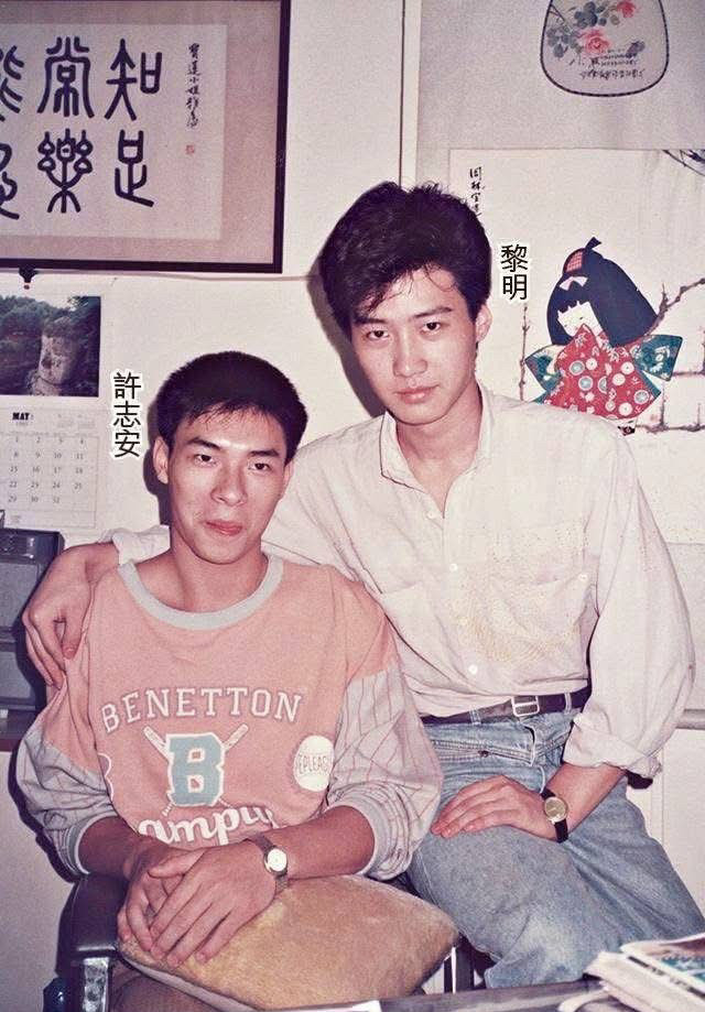 许志安：黎明，港媒说我像在康复中心，你像来探病。黎明：安哥，我那是顺路，看你穿贝纳通还挺精神。许志安