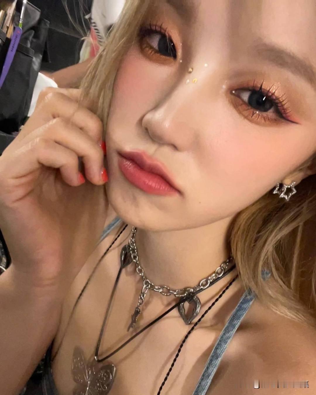 谁能拒绝甜美少女心的精致打扮呢！就像田曦薇，黑色长卷发配棕色外套，精致妆容再加上