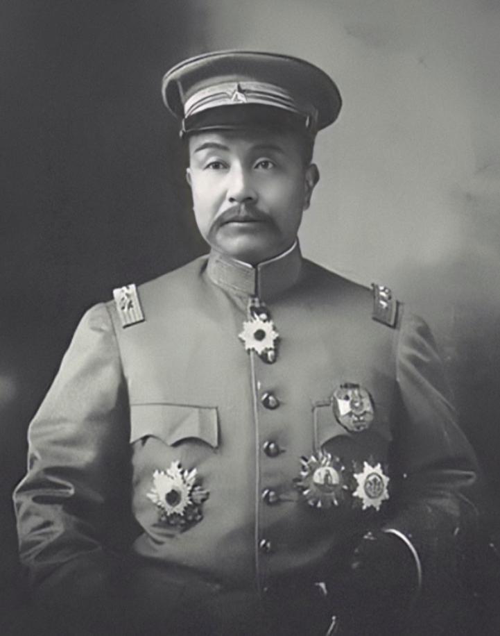 临死前袁世凯把儿子叫到床前：“你不要送葬，开枪打死穿红衣服的人。”几天后