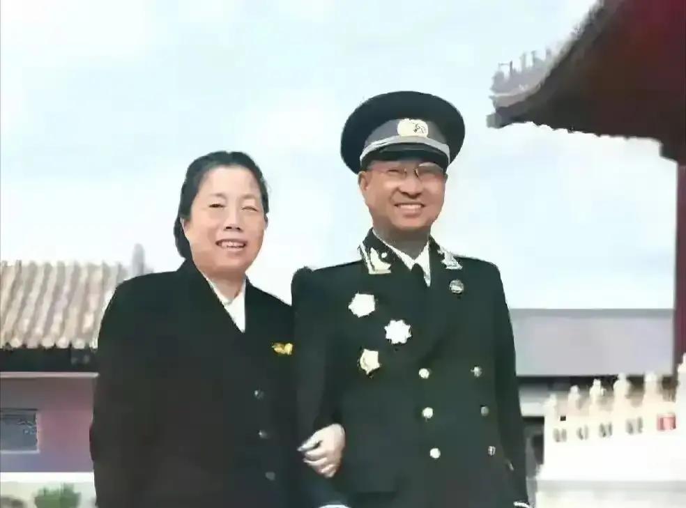 1955年，陈赓第一次穿上“大将礼服陈赓第一次穿上“大将礼服”，旁边的邓大姐挽着