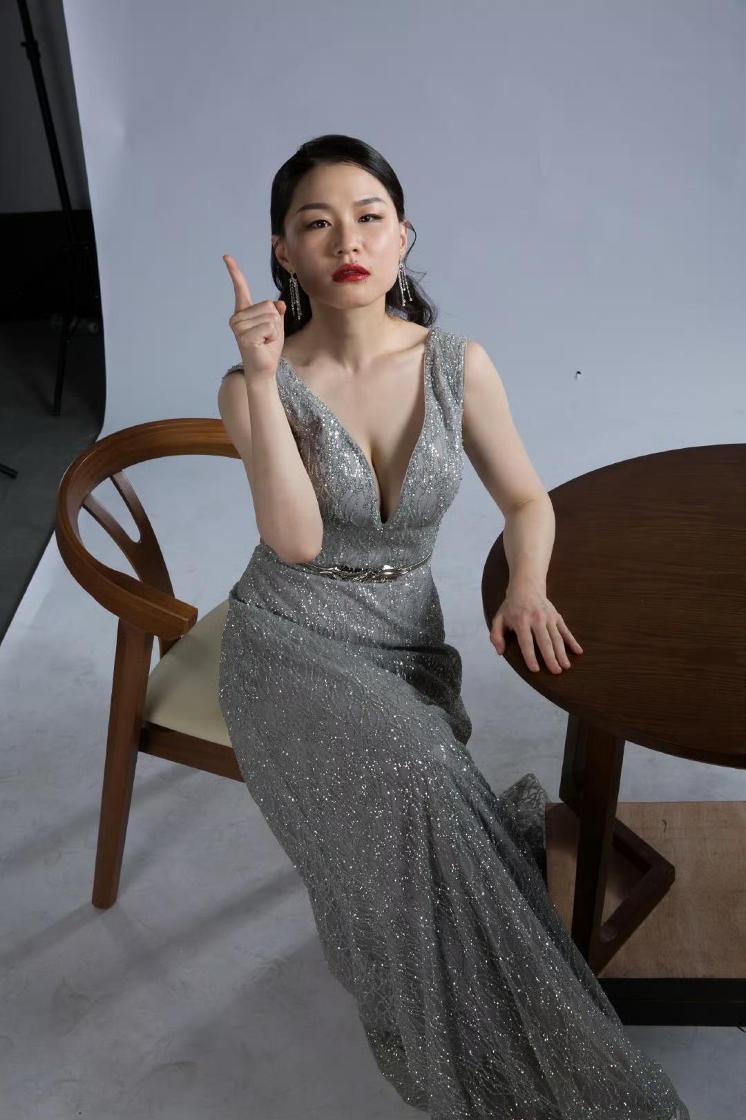 被王家卫垂涎的金靖原来长这样！王家卫在录音中说一定要搞金靖，我特别好奇金靖长