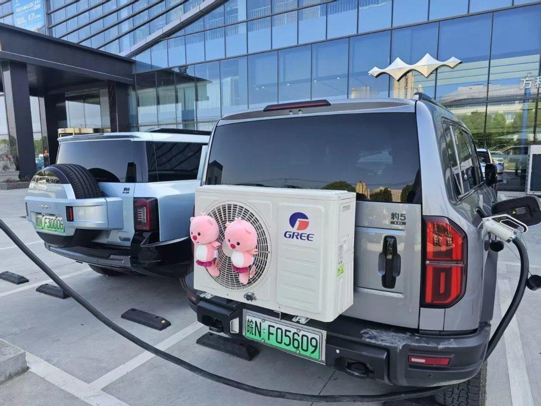 如果这不是真的空调，只是把备胎架改成空调外机样式的工具箱，还真挺有创意的。​​