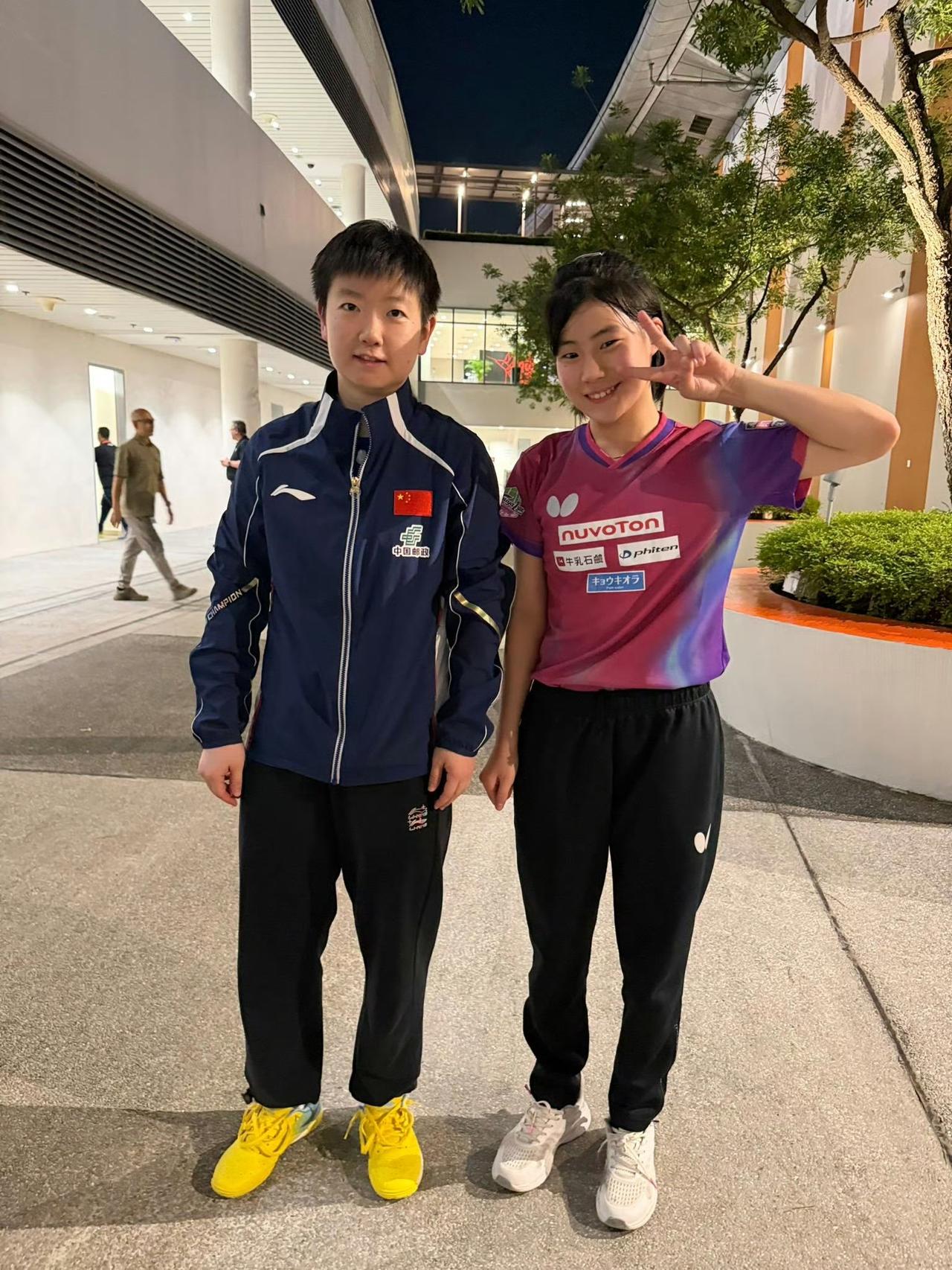 看这照片，图一这两位是新加坡大满贯U17选手吗？[大笑]这个是松岛美空🇯?