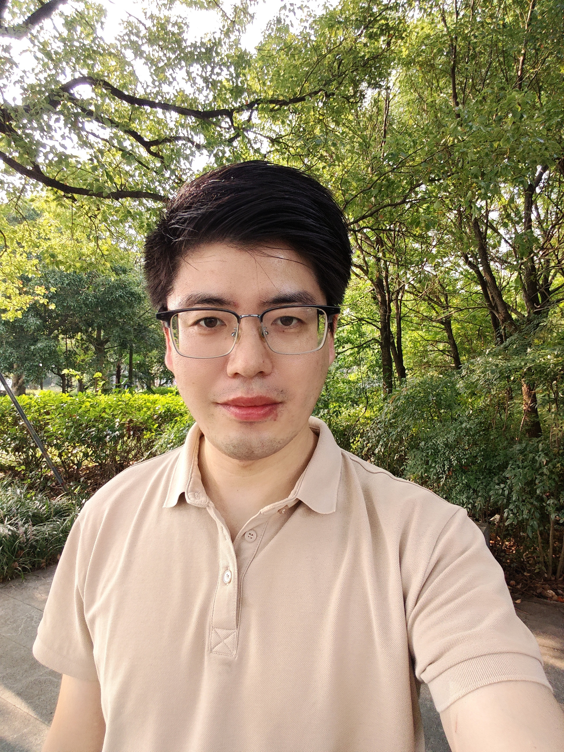 今天在外面跑业务中午路过一个学校食堂就进去吃了个饭，点了两个菜一个土豆牛腩