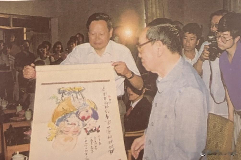1992年，杨振宁向老师赵忠尧先生祝贺90寿辰的老照片。早在1945年，杨振宁考