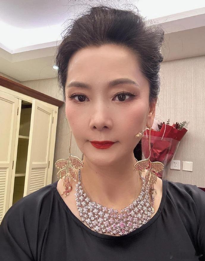 何赛飞老师的这耳环，真的不是一般人能驾驭得了的！​​​