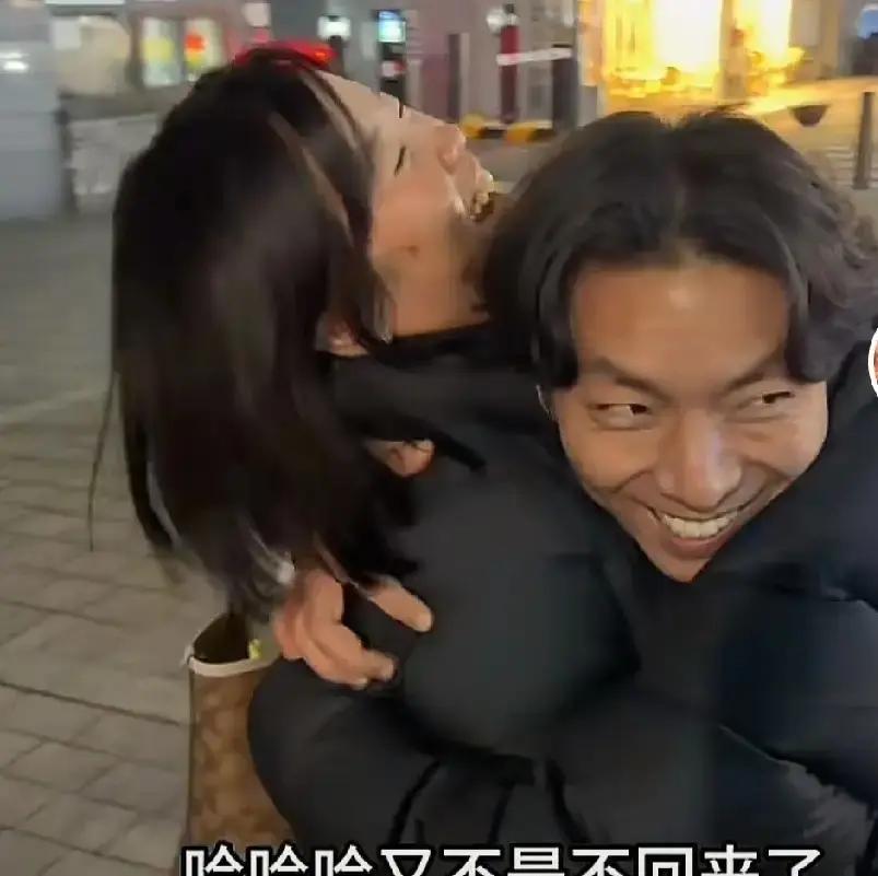 大敏飞回来了，三年没见弟弟，她先冲进厨房，弟弟围着围裙炒青椒土豆丝，锅里滋啦一声