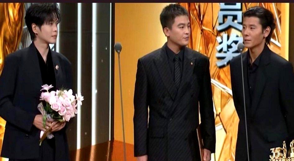 飞天奖红毯上，三个男人挨着站，浑身气场却完全不是一路人。欧豪站得笔直，下巴微收，眼神透着一股时刻要冲