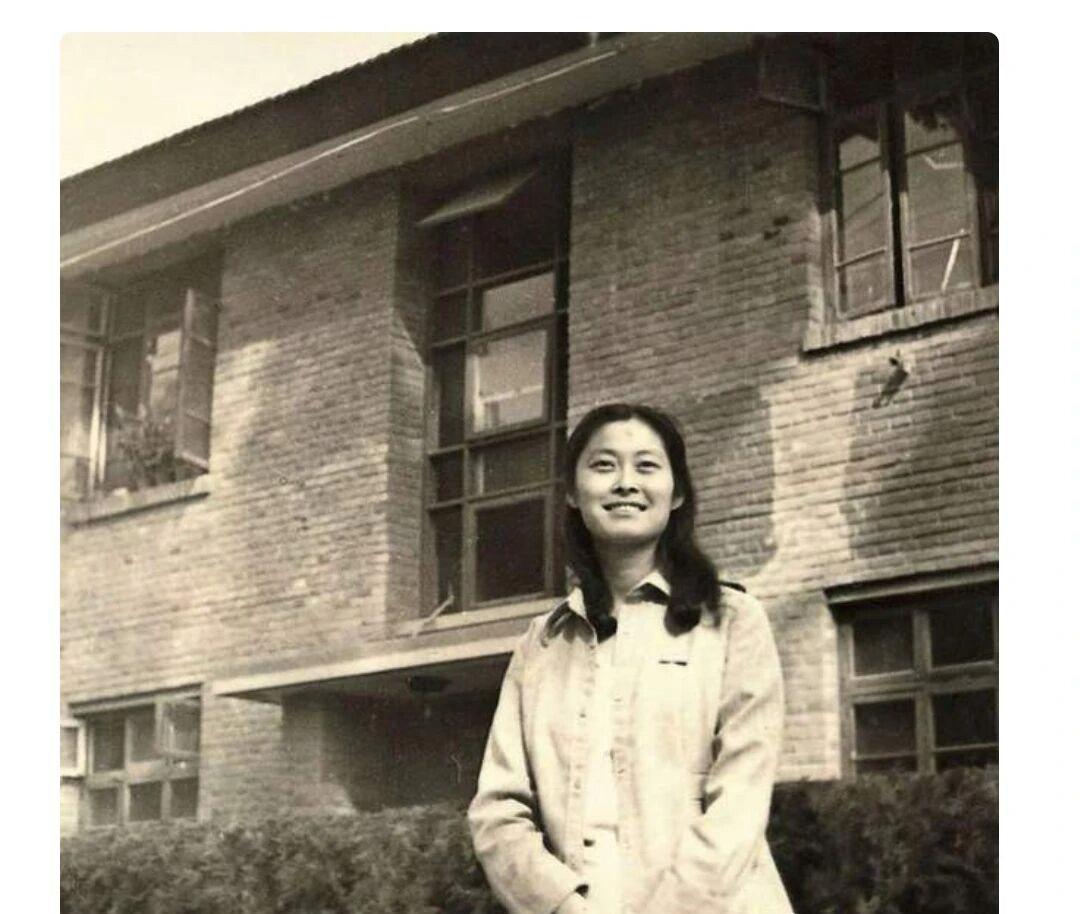 敬一丹70年代大学照片曝光！这个在北大荒度过知青岁月的年轻女孩，来到了她心仪的