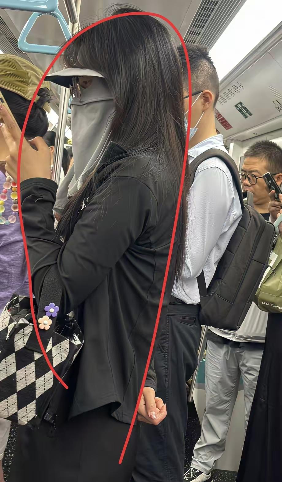 捂这么严实，难道脸上有啥秘密？