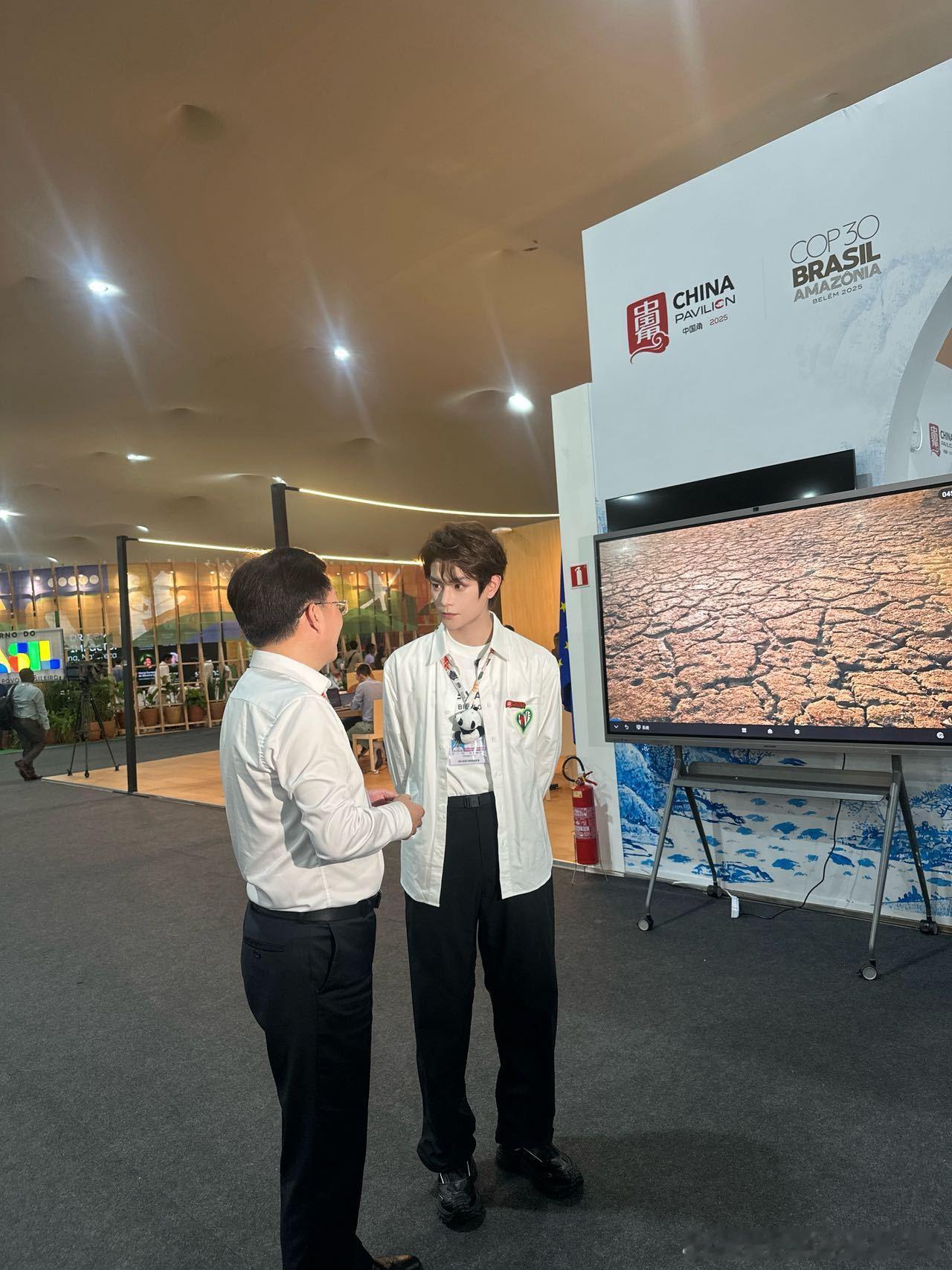 丁禹兮这满满的体制内男友感，真的不是一般帅，带着工作证，认真检查手中的工作，简直