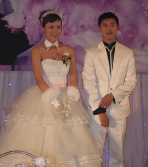 2007年，田亮和郭晶晶分手，娶了超女叶一茜。田妈妈非常不满:“我儿子奥运冠军怎
