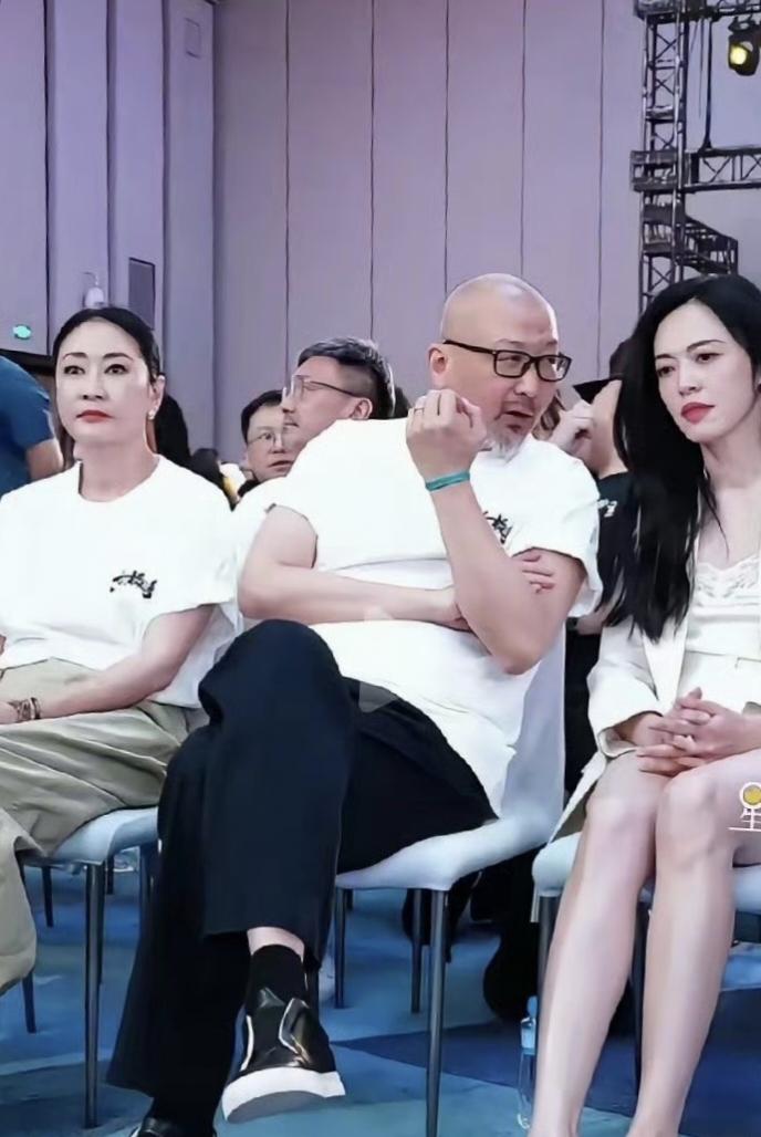 导演管虎和妻子梁静出席活动，他跟旁边的姚晨聊的火热，把妻子晾在一边，梁静的眼神看