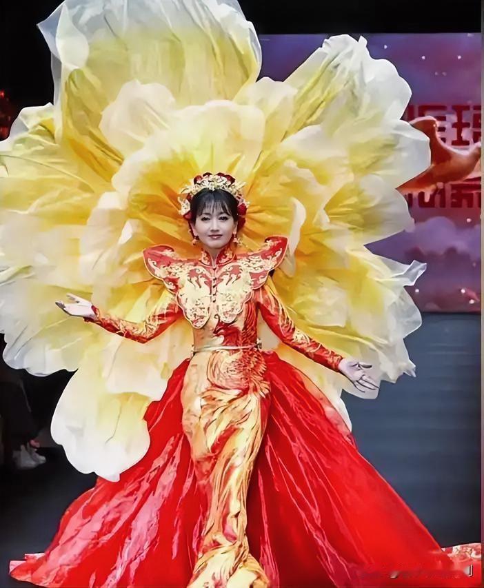9月12日，73岁的赵雅芝首度以模特身份登临北京时装周高定秀场，作为压轴嘉宾惊艳