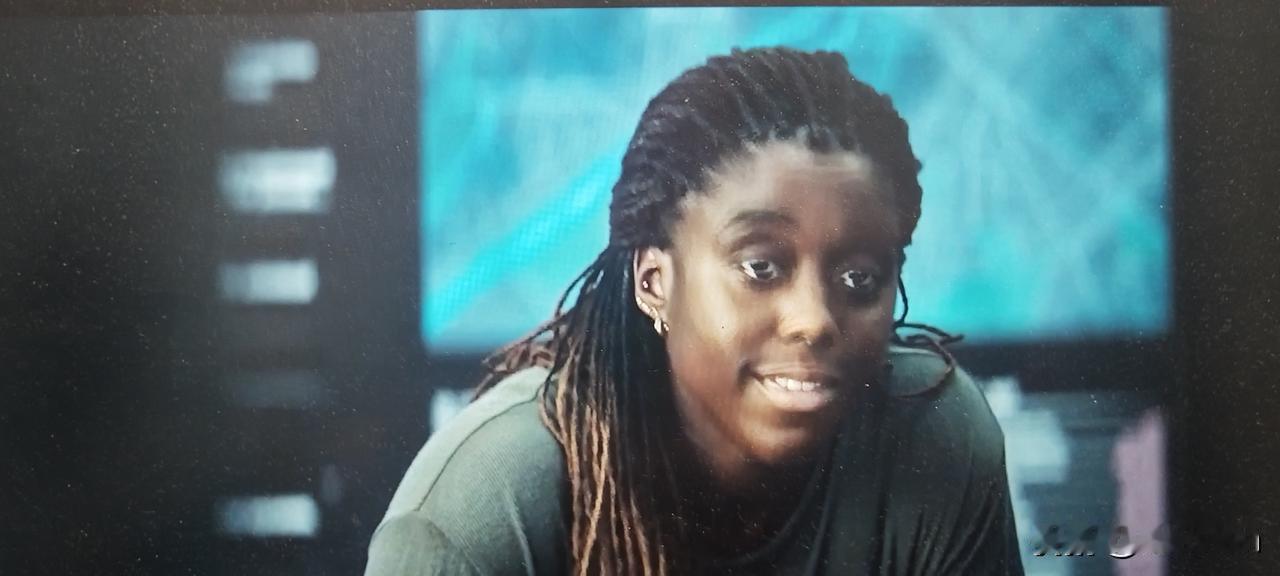 第一季才看了两集，就特别讨厌这个黑人妹子，毛遂自荐地非要去追查杀手，结果害死了线