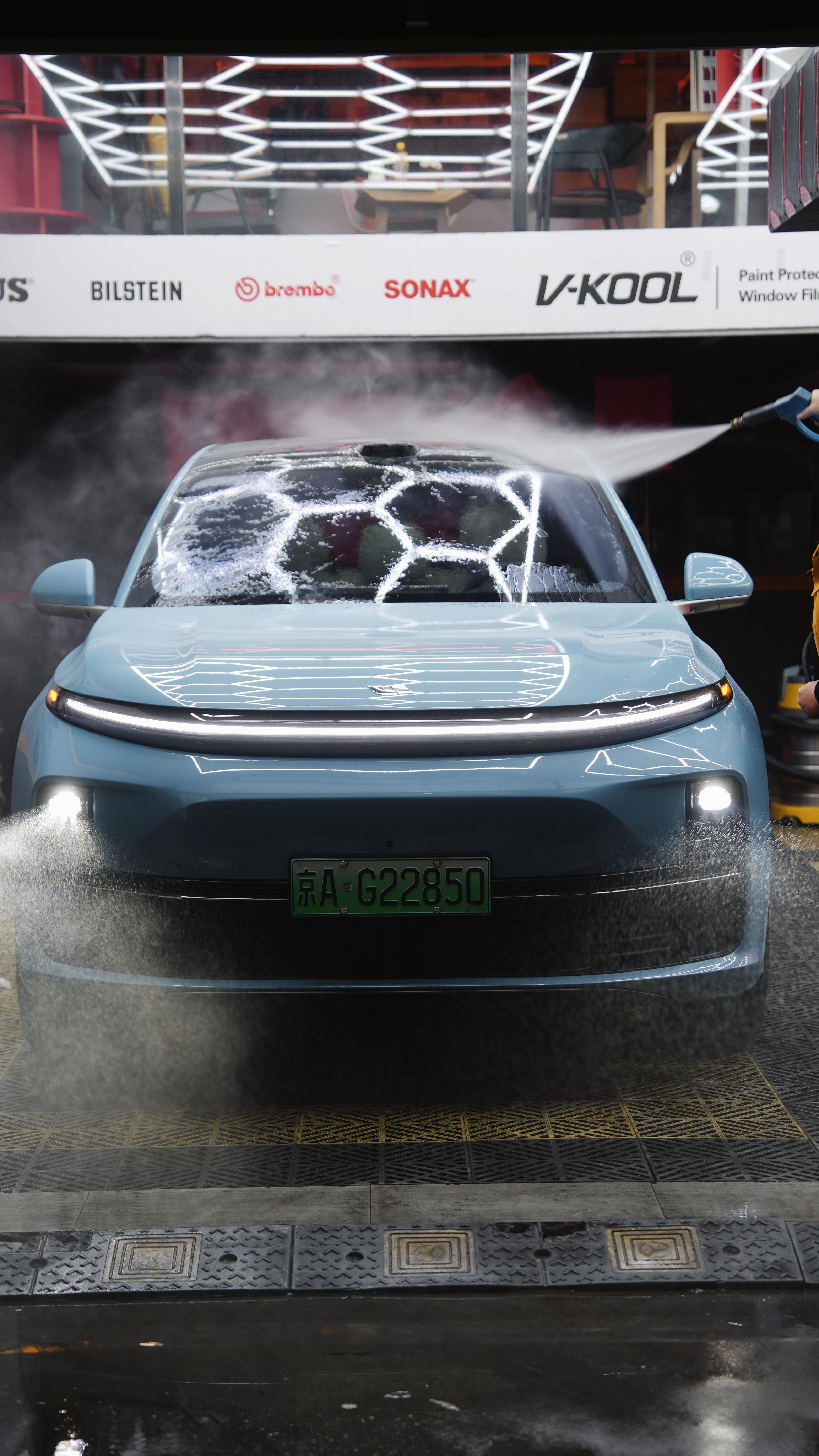 还车前满电洗干净给人家，在北京通勤期间，基本上没用过油，洗车店老板说您这颜色巨耐