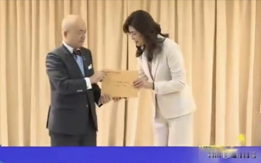 郑丽文捐款给日本，其实也是间接反映国民党政客在岛内的尴尬与困局。坦白说，郑丽