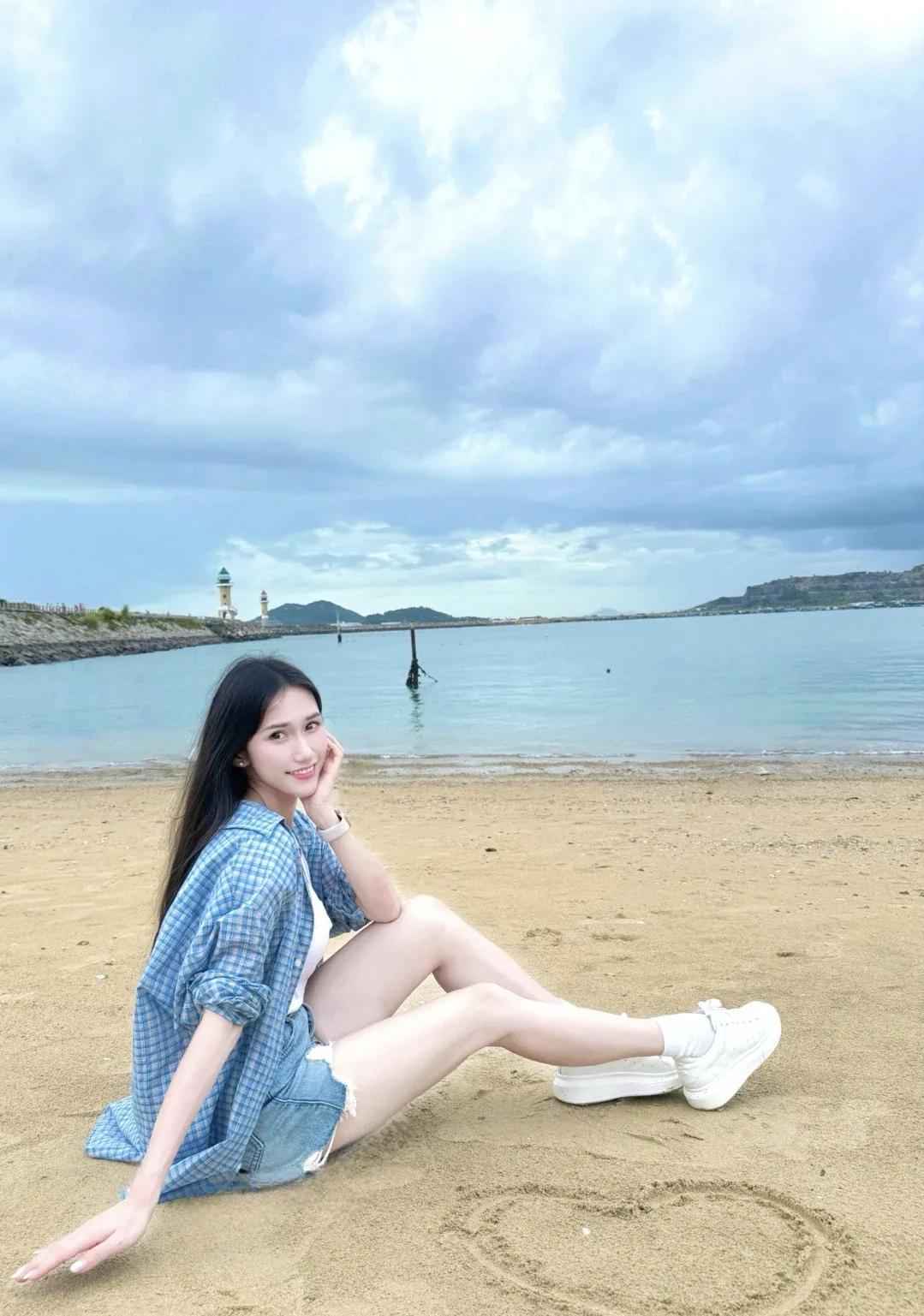 海边少女，阳光沙滩，心心相印