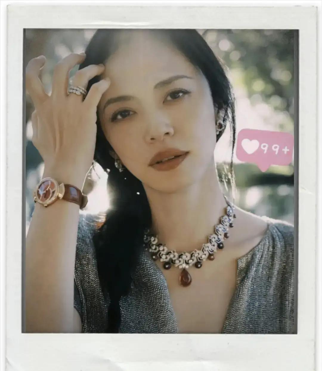 姚晨离完婚第二天就发了条微博，愿各自安好，配图是她和曹郁一起牵着俩娃的背影。