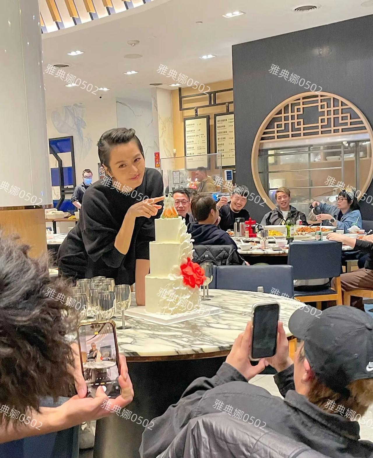 短发梁咏琪简直太绝了，从来没见过一个女生，梳短发大背头这么帅气，又美又飒气质真好