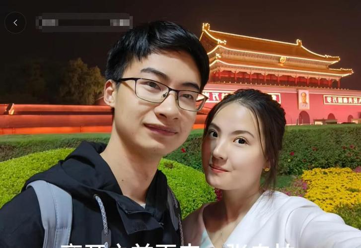 清华博士庞众望与女友近日晒出白衬衫领证照，衣领别着“囍”字甜蜜对视，八年恋情修成