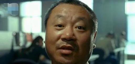 2005年，范伟在小饭馆吃饭，突然一个陌生人走到他跟前，拍了下他的肩膀，范伟一阵