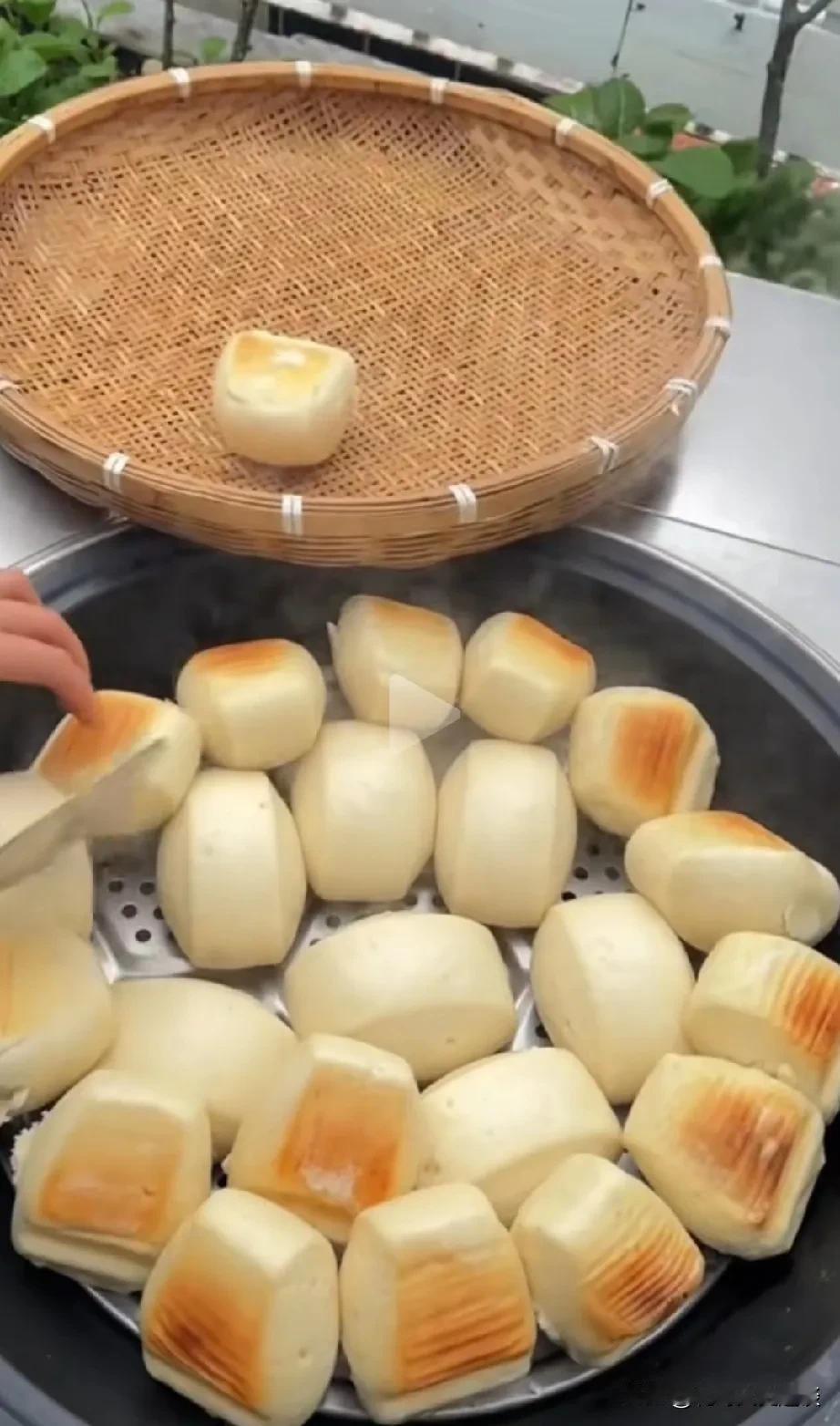 这样的馒头你能吃几个？你有多少年没吃到过这样的馒头了？这是老家，我自己种的小麦，