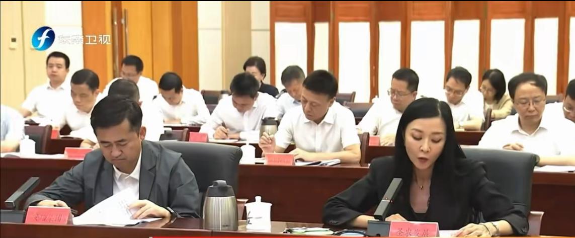 10月13日，在福建省企业座谈会上，看到了圣农发展总裁傅芬芳、安踏集团董事局主席