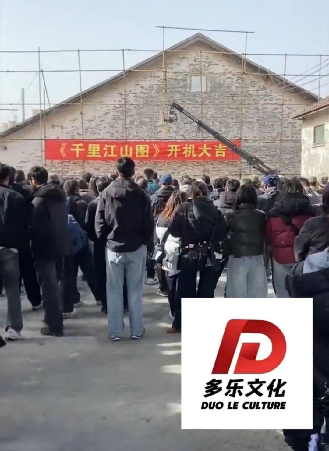 新丽今年这么寒酸啊，两部开机连个幕布背景板都没有