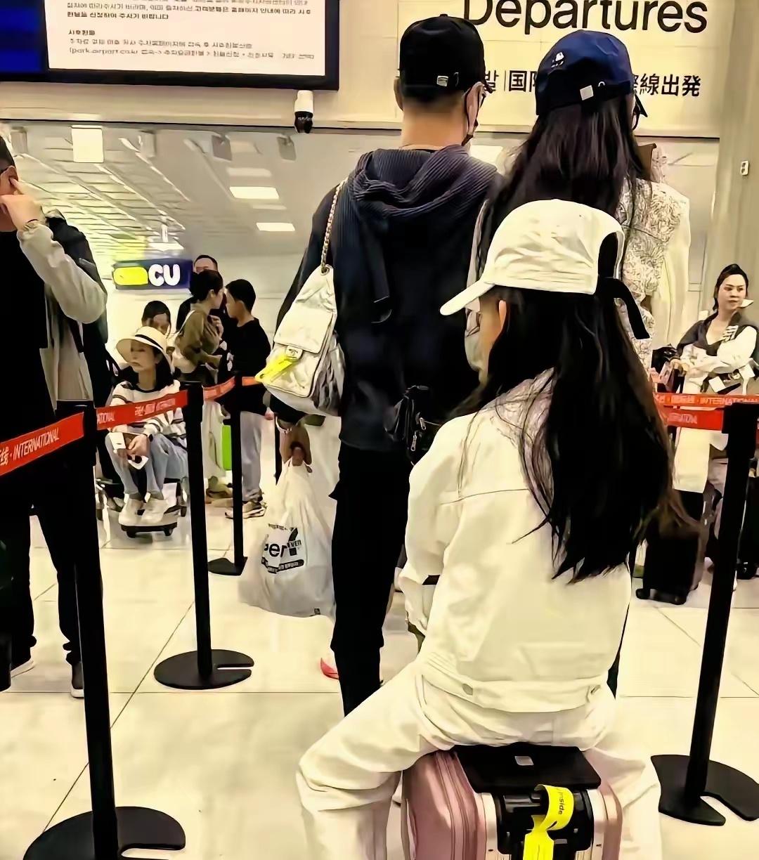 汪峰森林北三亚甜蜜同框！牵手带娃逛街似一家三口​​​