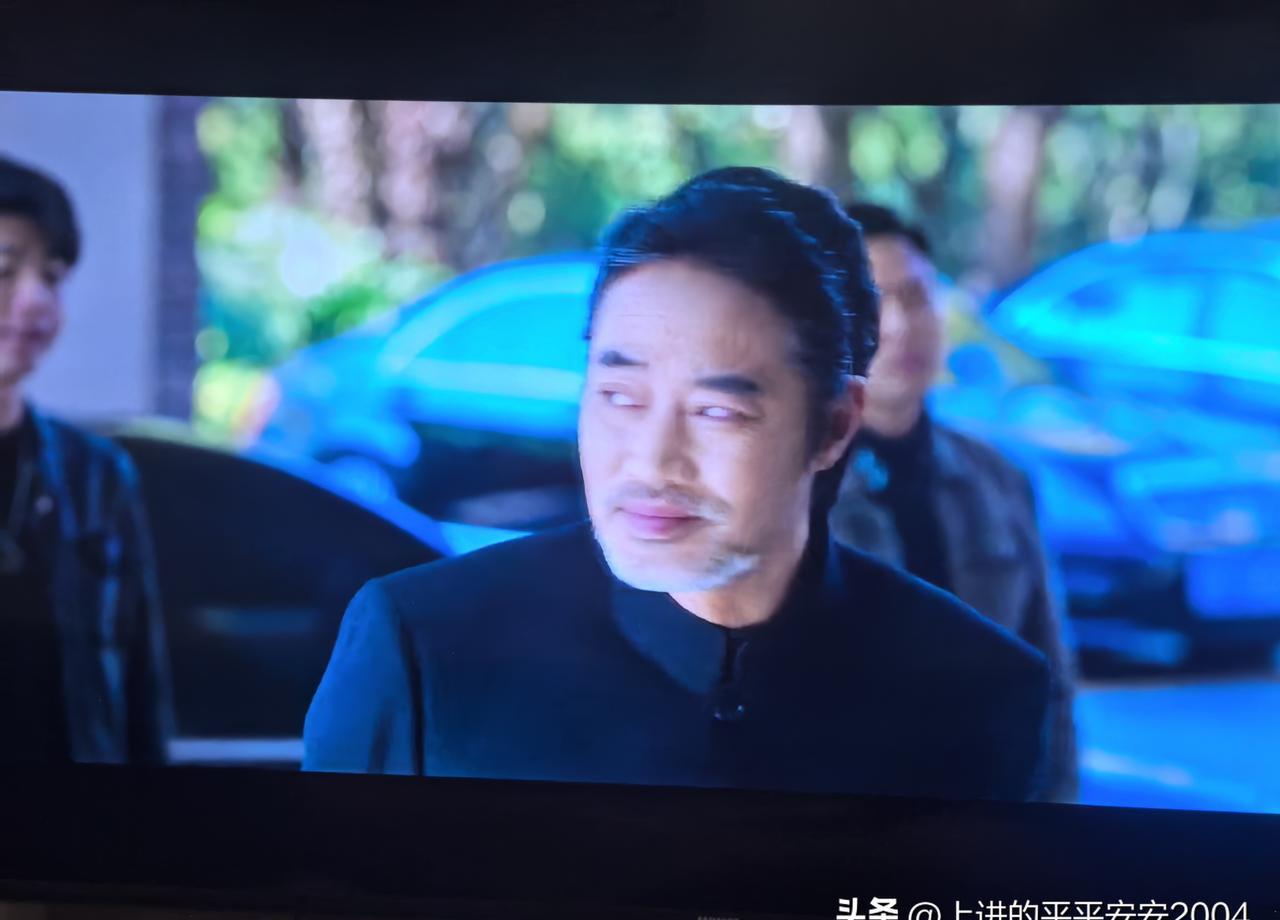 《罚罪2》最大的败笔，就是贺彪这个角色被直接演“埋”了！一边是王挺、张桐、王传