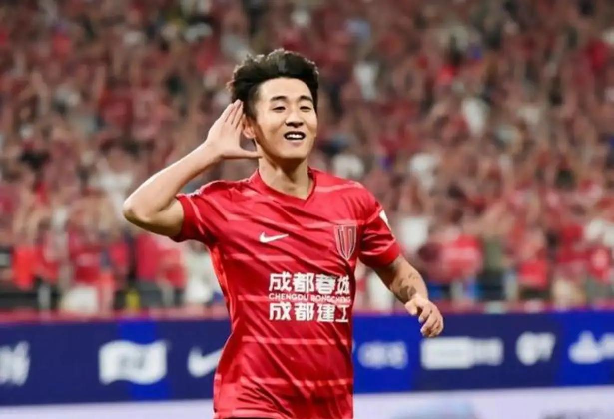 韦世豪没能摘得金球奖的主要原因可能是蓉城进入金球奖评选前15名的球员太多！这样就