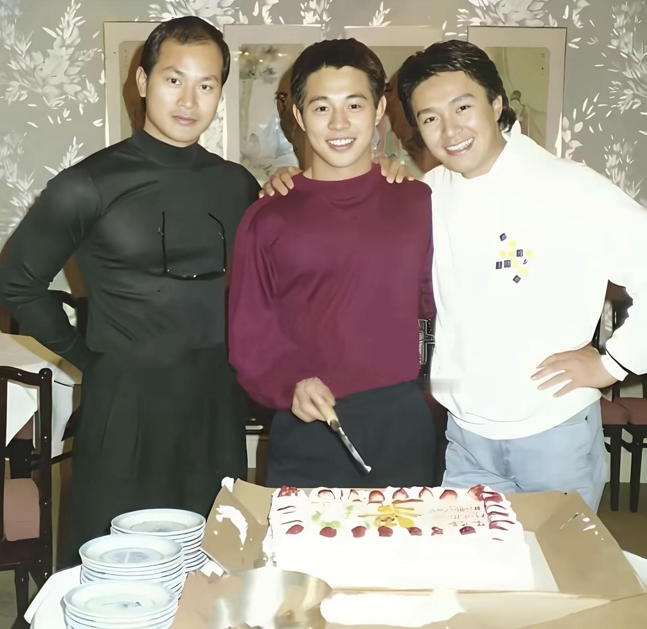 1989年，李连杰、周星驰、狄威在拍摄电影《龙在天涯》时，三人的罕见合影。当