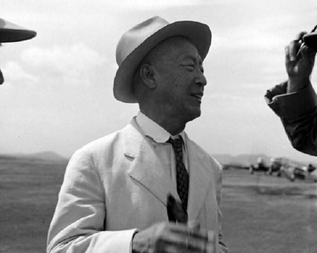 1953年6月，李承晚单方面撕毁了停战协定，毛主席决定狠狠地教训他一下。当被问道
