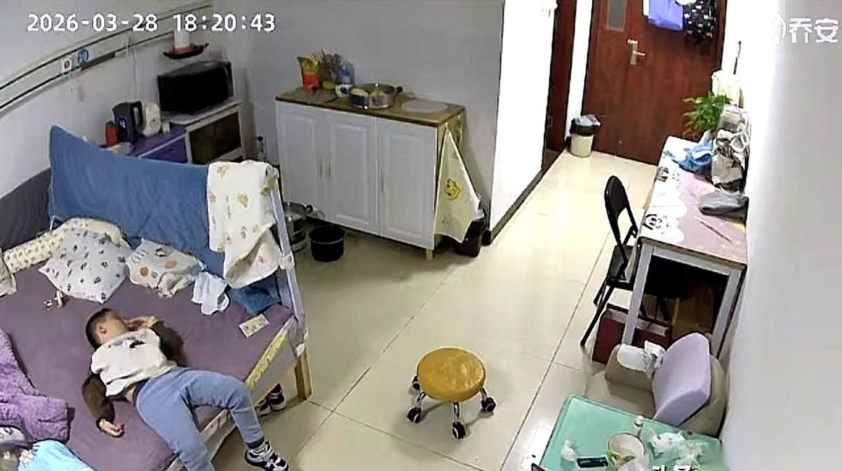 她就去端了盆水，前后不到一分钟。回来时，门一推开，人直接钉在原地。那个被医生