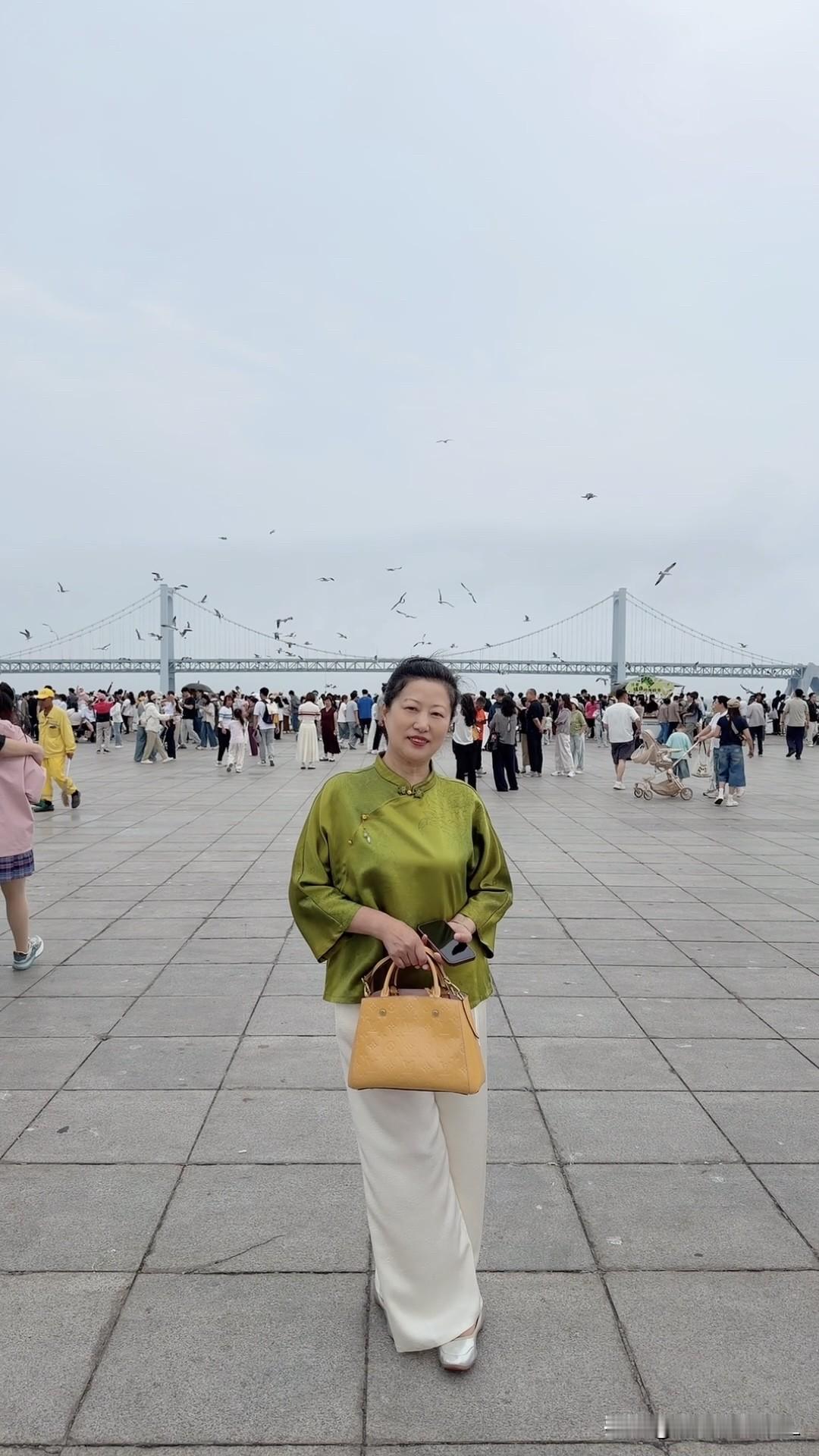 我这身衣服，上衣799元，裤子299元。都是女儿给我买的，上衣是桑蚕丝，裤子是