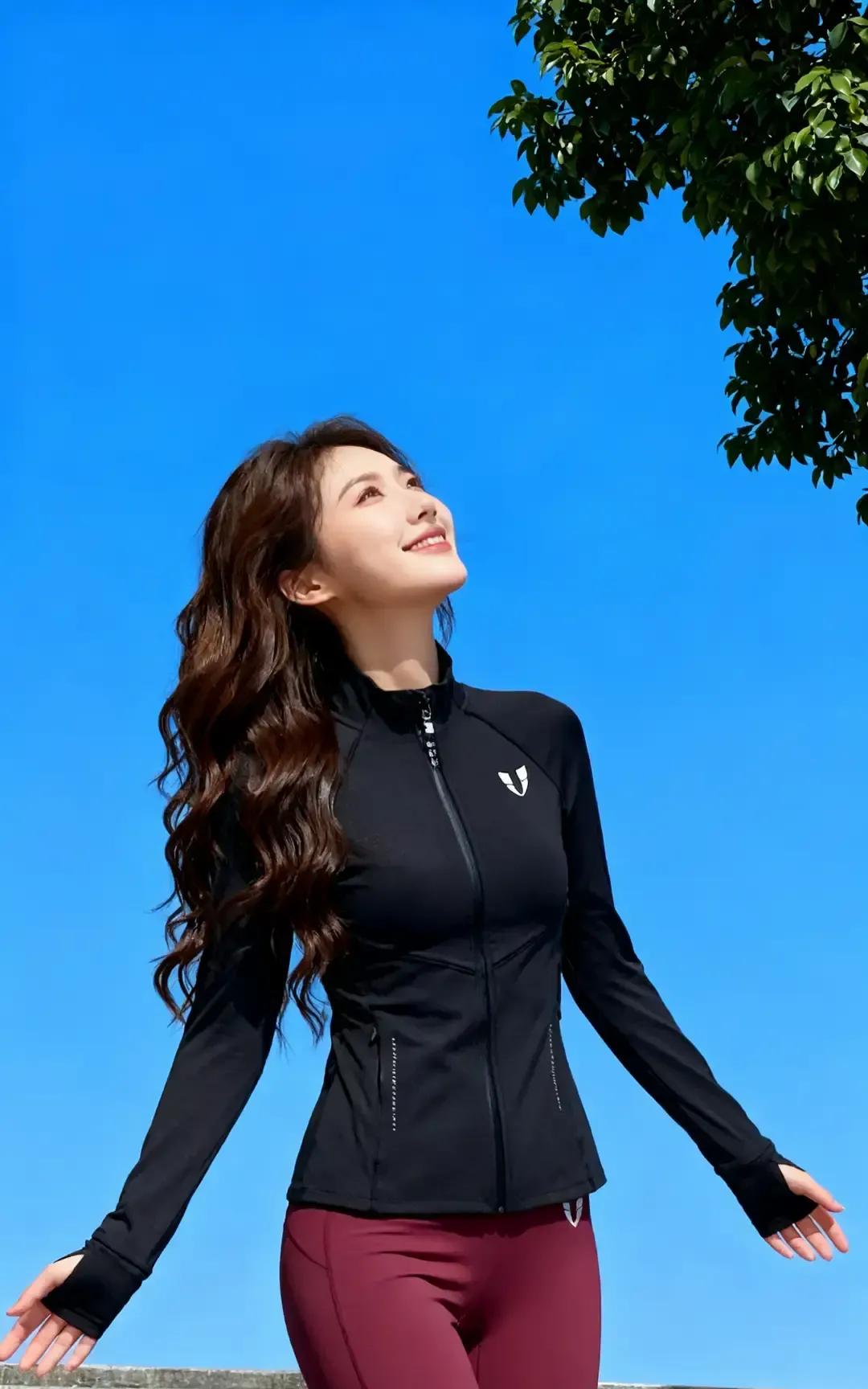 一张逆光照片把灰运动套装棕长发的亚洲女孩送上热搜。三月末她在草坪张开双臂仰头笑