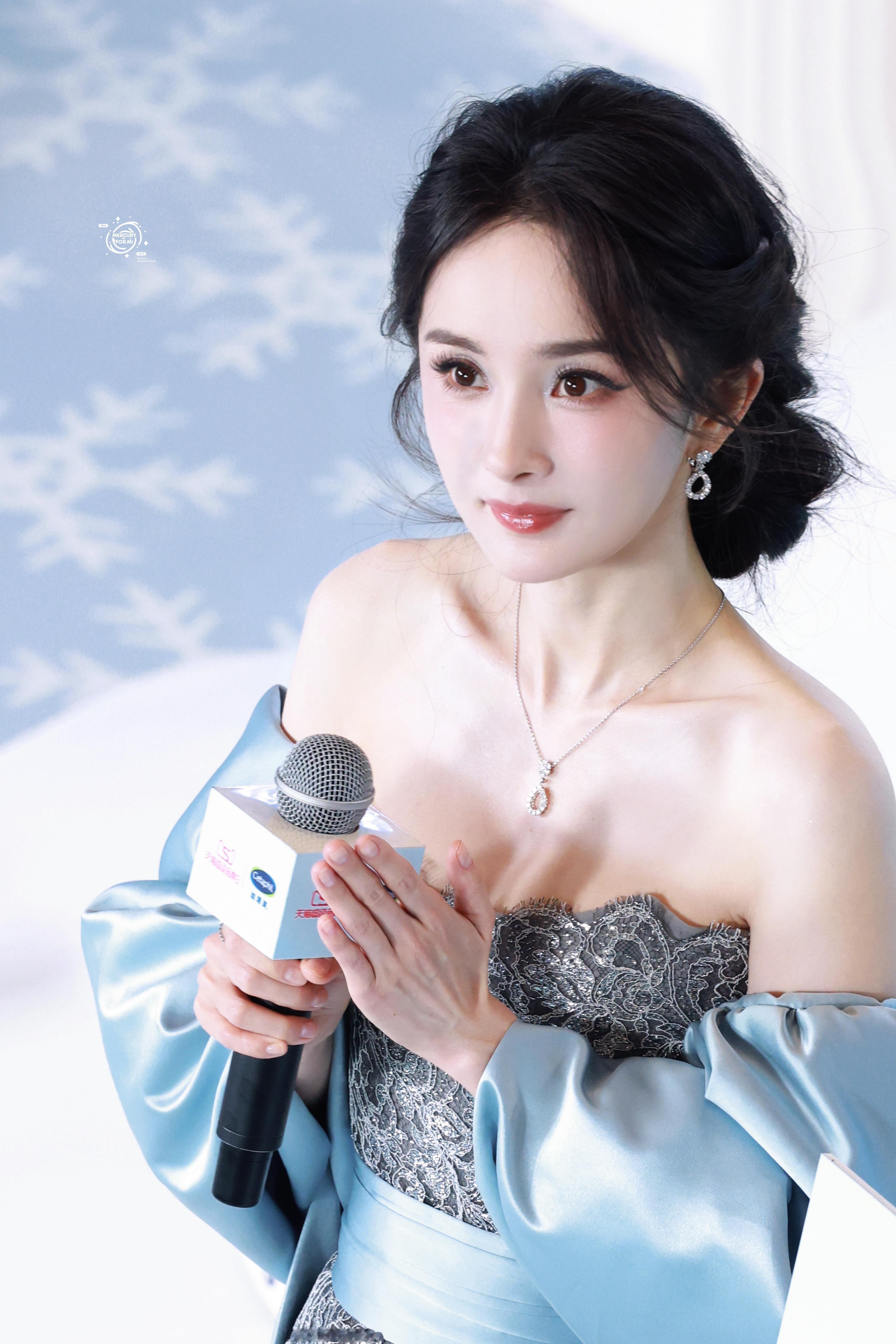 杨幂肩颈线条衬得身材玲珑，弧度美得恰到好处。杨幂