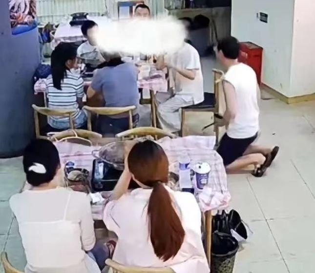 7月4日，武汉一家火锅店里，店老板在满店客人面前，跪向一桌顾客，他这一跪不为求饶