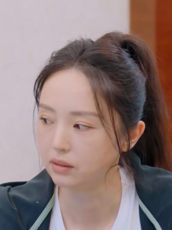 怪不得董璇活得这么任性，认识一个月就闪婚，原来他居然是一个超级大富婆。46岁的她
