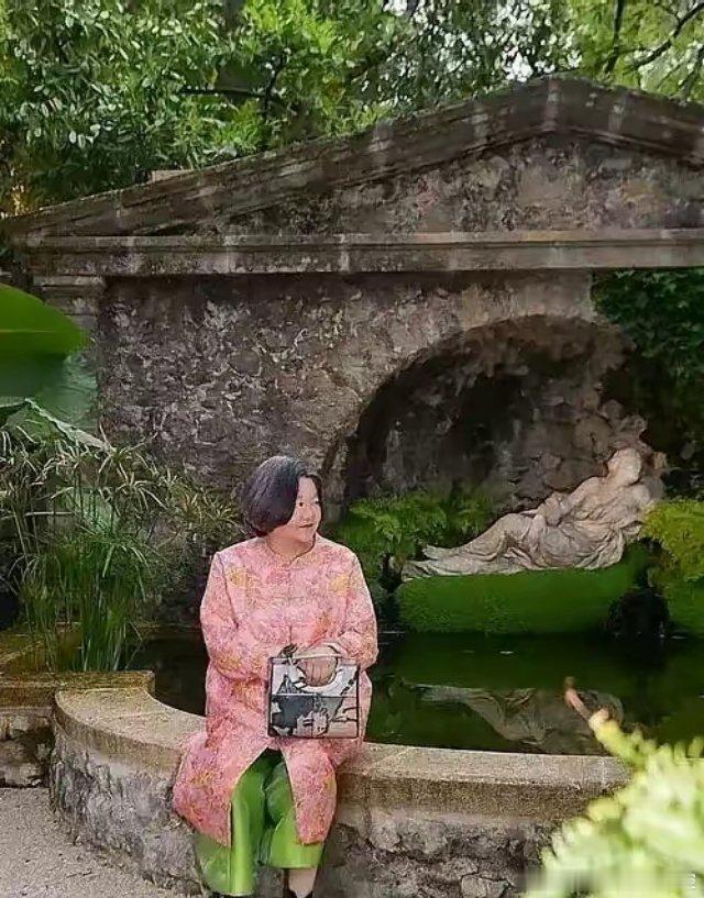 大富婆洪晃不做医美、不减肥、六旬老太敢穿粉配绿：美在自在，胜在无畏～​​​