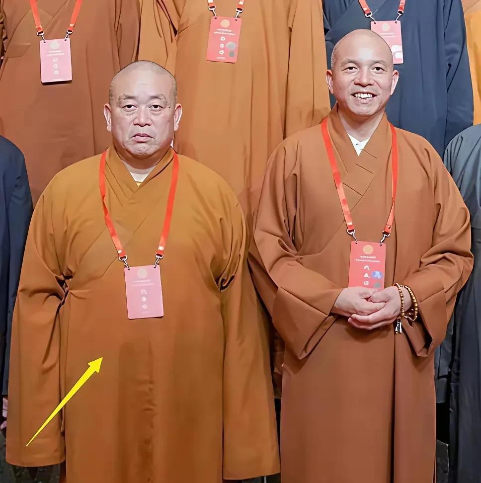 两代方丈合影，释永信严肃、印乐开心，或许心态不一样，心情也不同。释永信就像个企