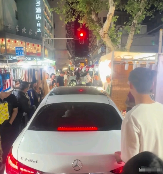 开机动车穿越江汉路步行街夜市！？最近武汉人古老的规则再次被打破，继大巴长江大桥