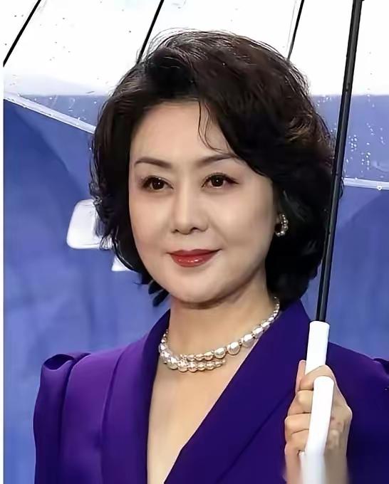 猛一看还以为是朱琳，太美了，仔细看原来比朱琳还美，想了小半天也没想起是谁，你能想