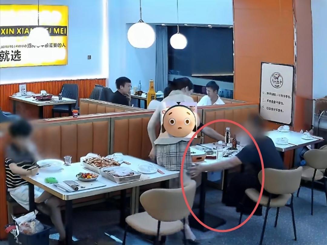 南京烧烤店里一名男子酒后伸咸猪手摸老板娘屁股，丈夫愤怒已报警维权！6月30