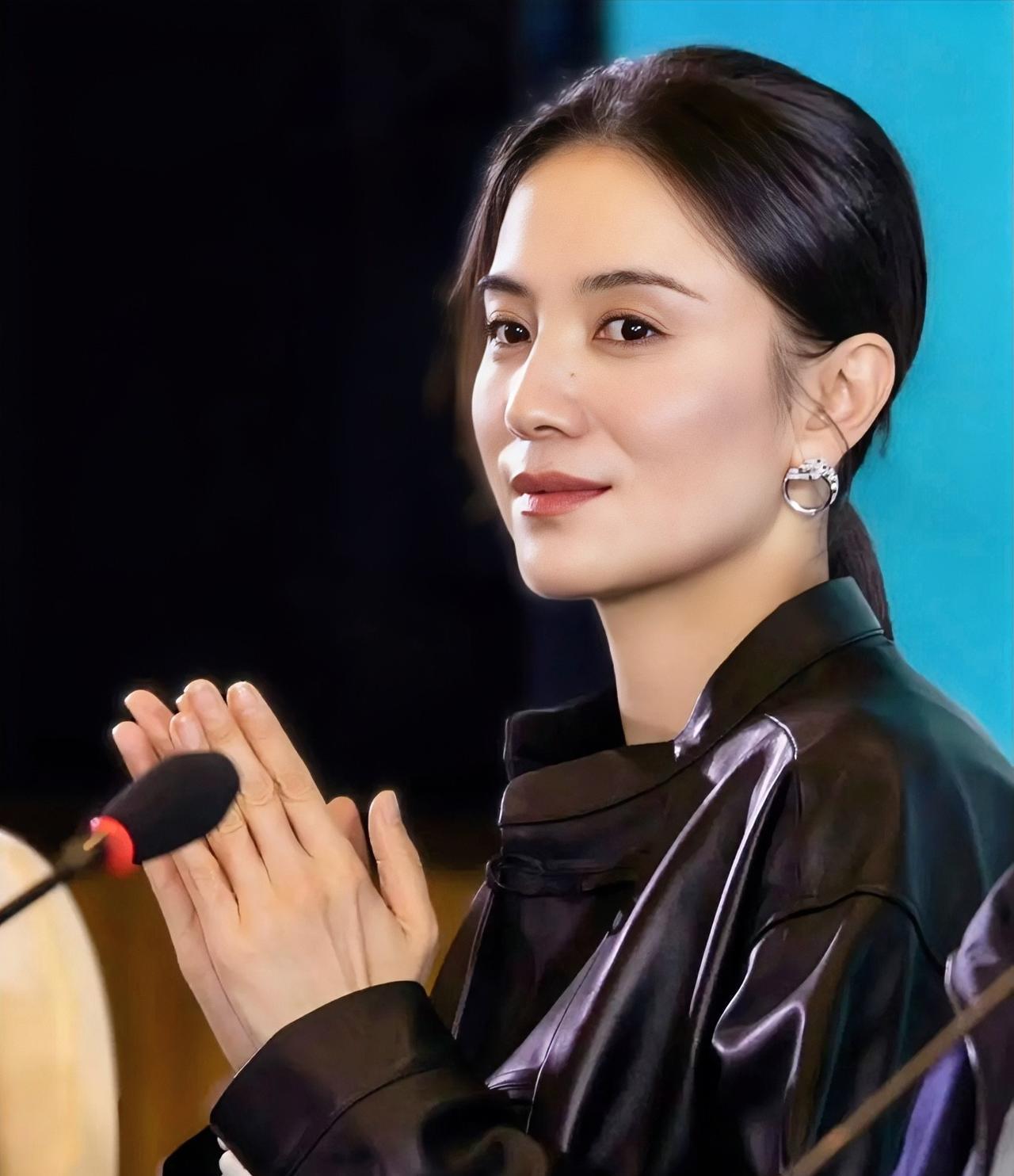 宋佳说：“我们读书的时候总以为毕业就好了，出来工作又觉得升职就好了，然后越想越